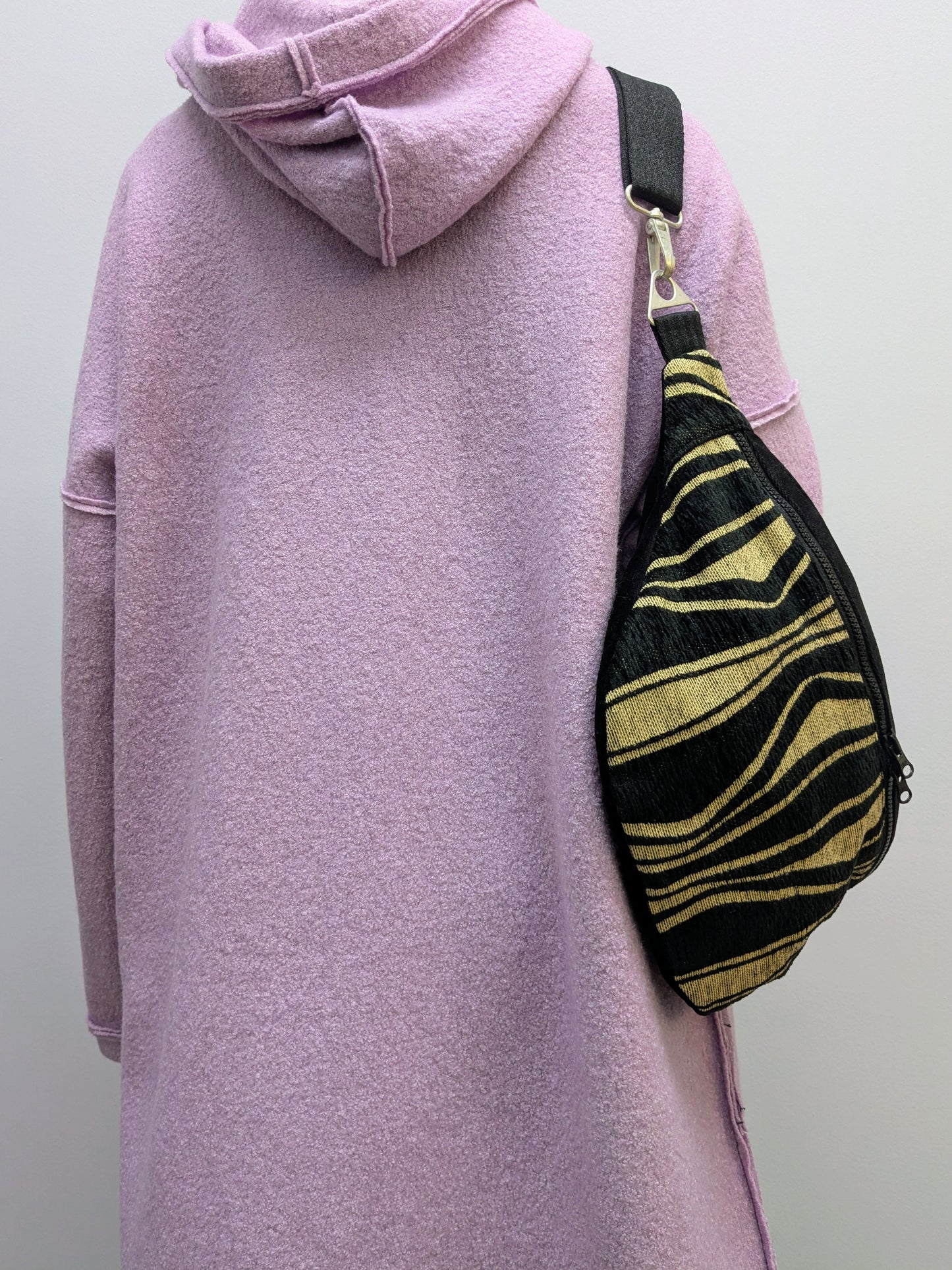 Crossbodybag XL Polster | Samt | Linien