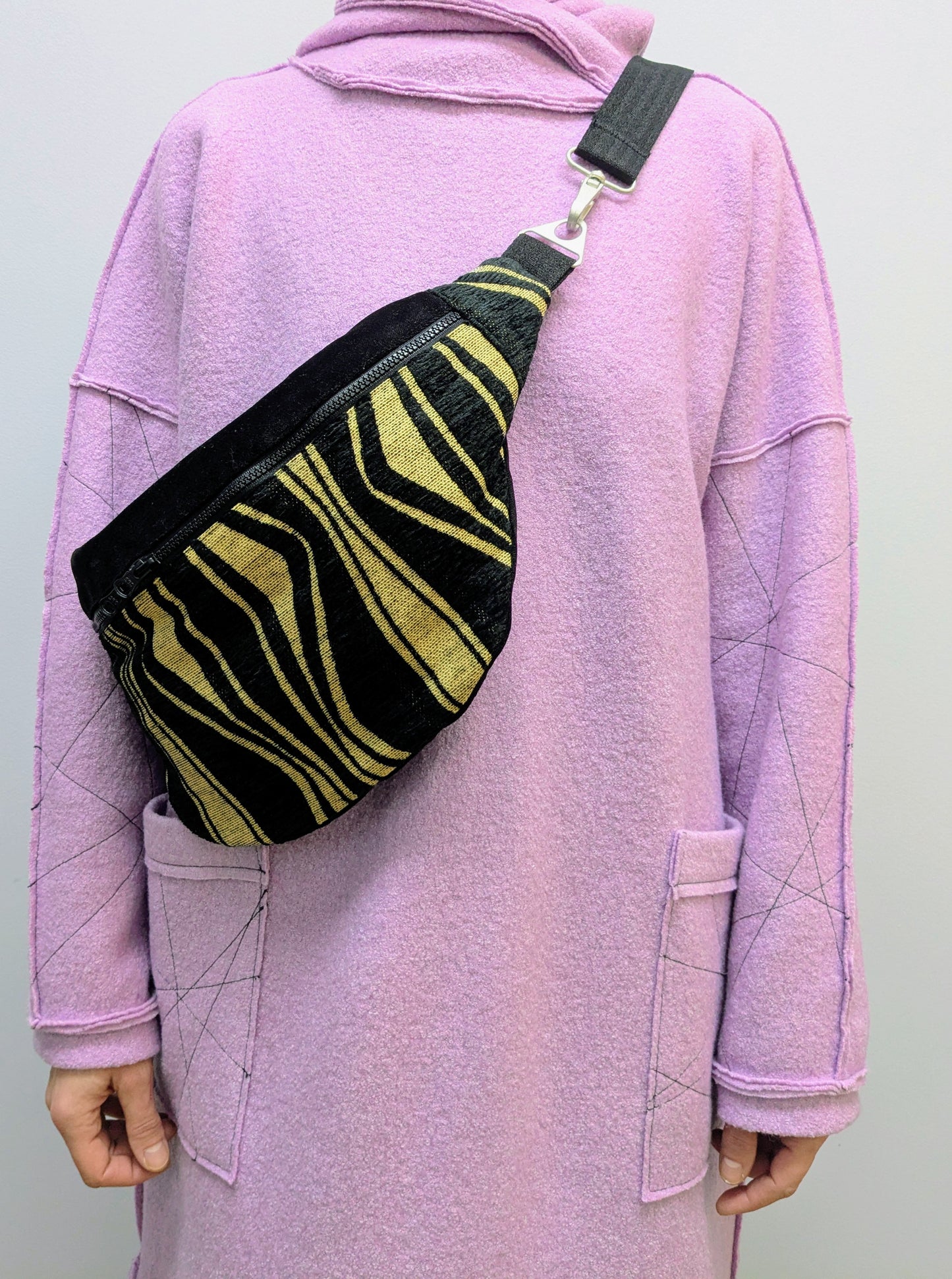 Crossbodybag XL Polster | Samt | Linien