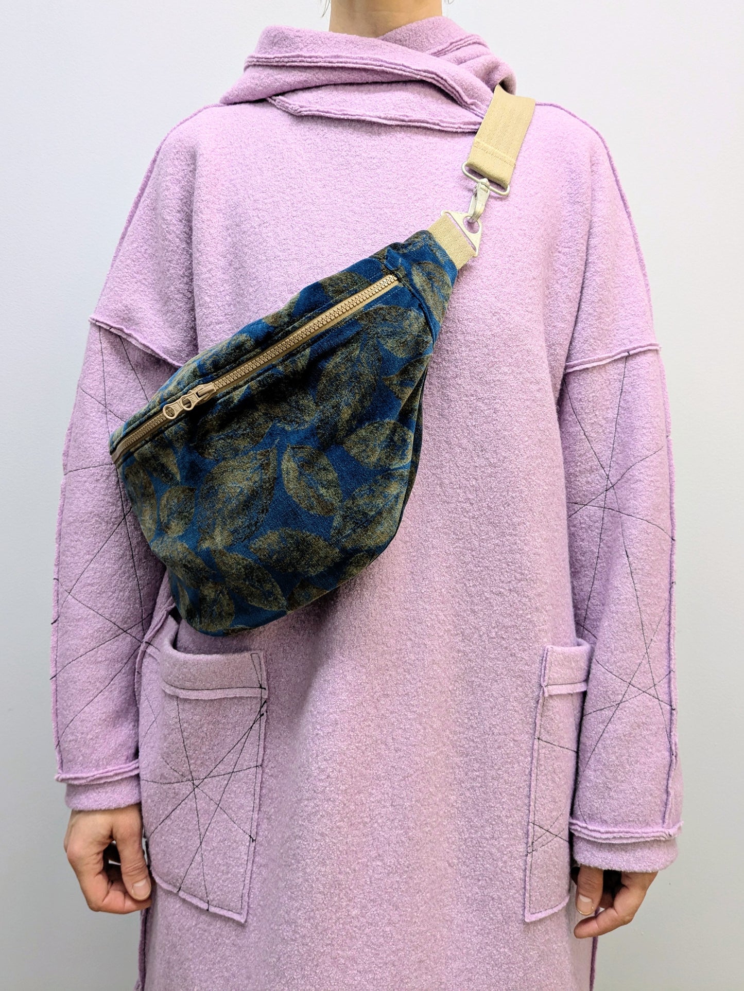 Crossbodybag XL Samt | Blätter | Petrol