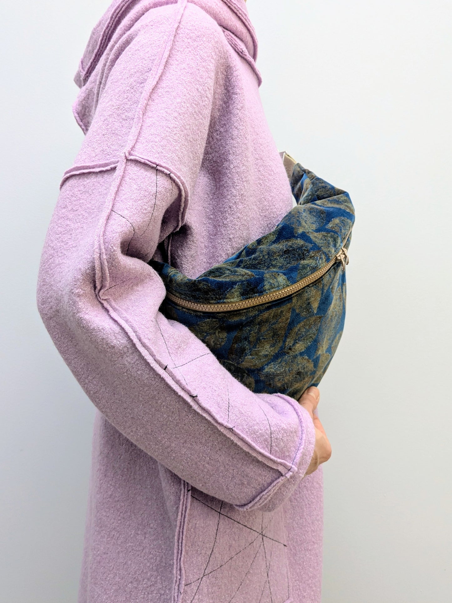 Crossbodybag XL Samt | Blätter | Petrol