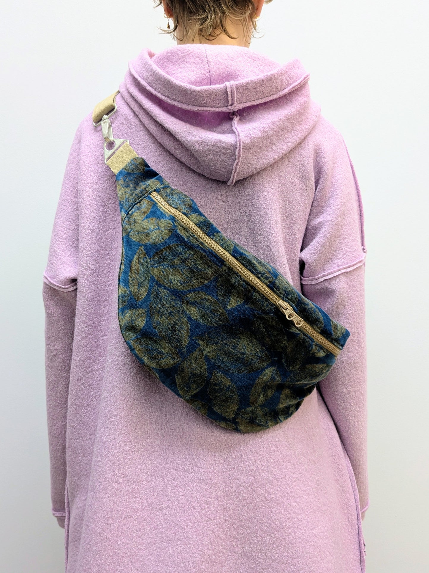 Crossbodybag XL Samt | Blätter | Petrol