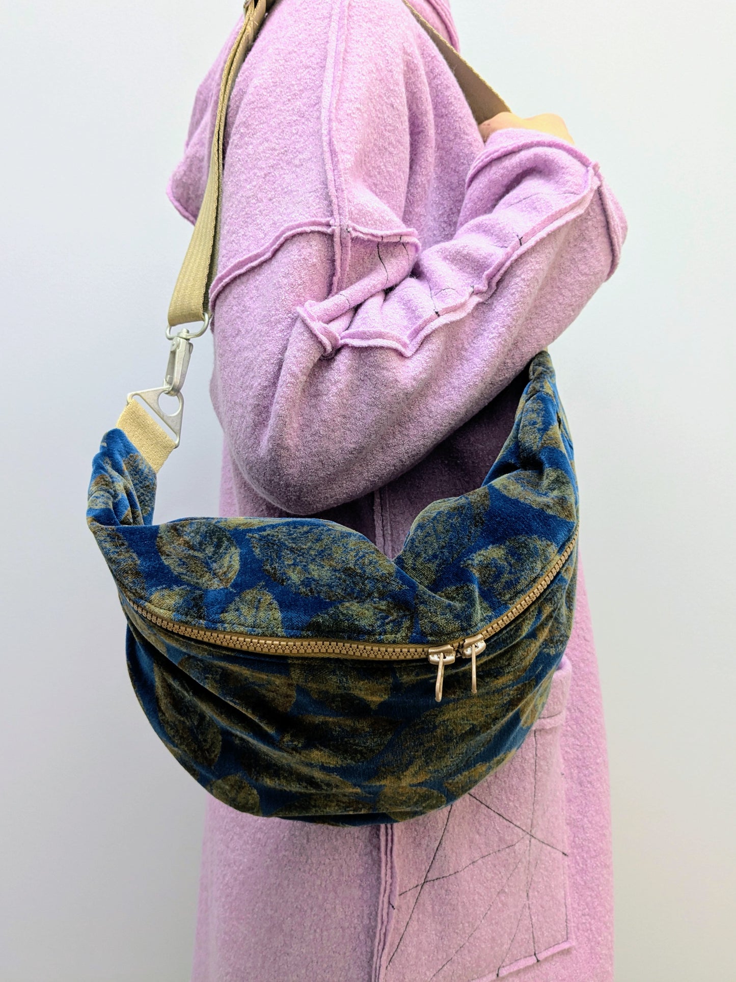 Crossbodybag XL Samt | Blätter | Petrol