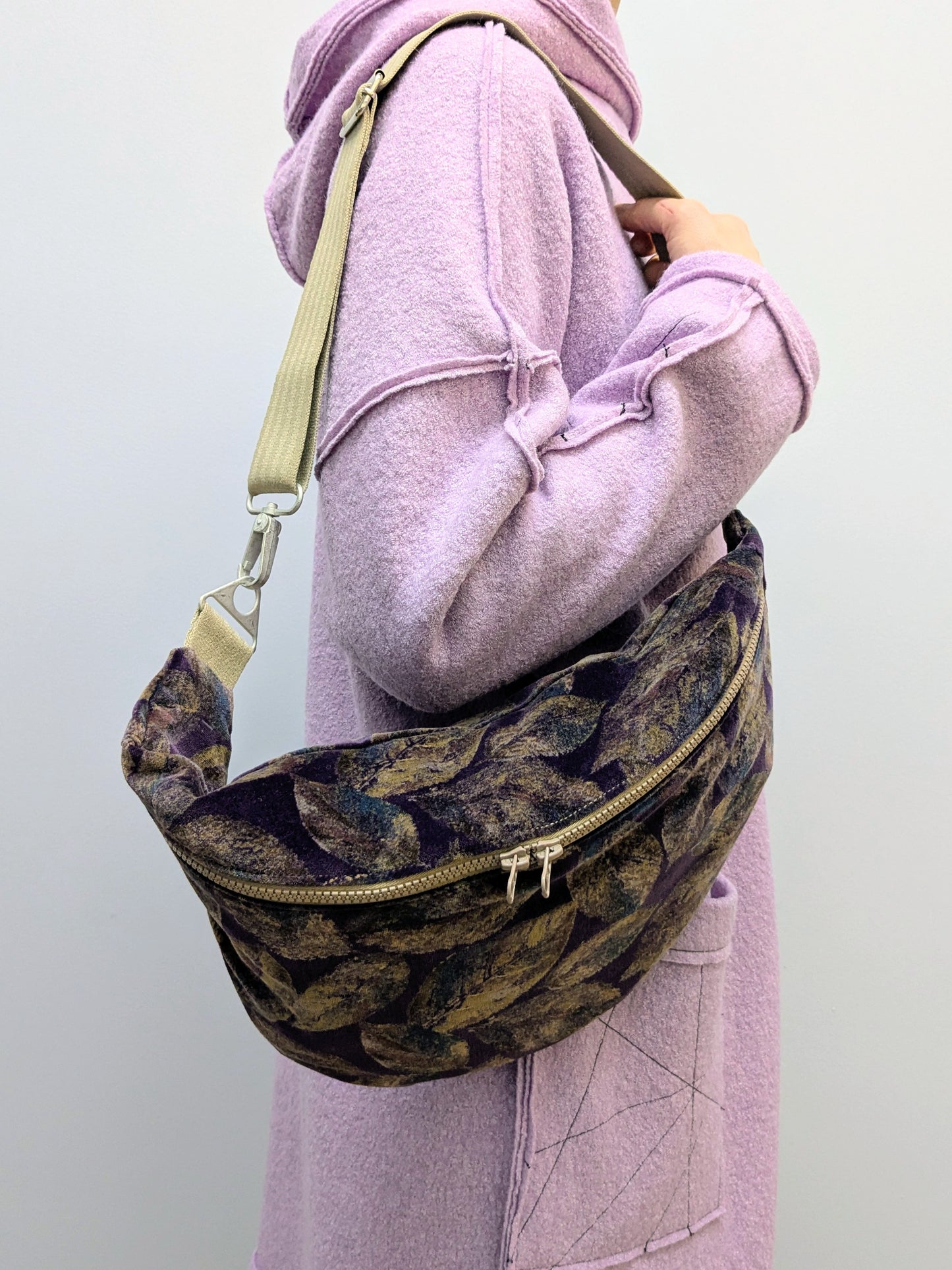 Crossbodybag XL Samt | Blätter | Violett