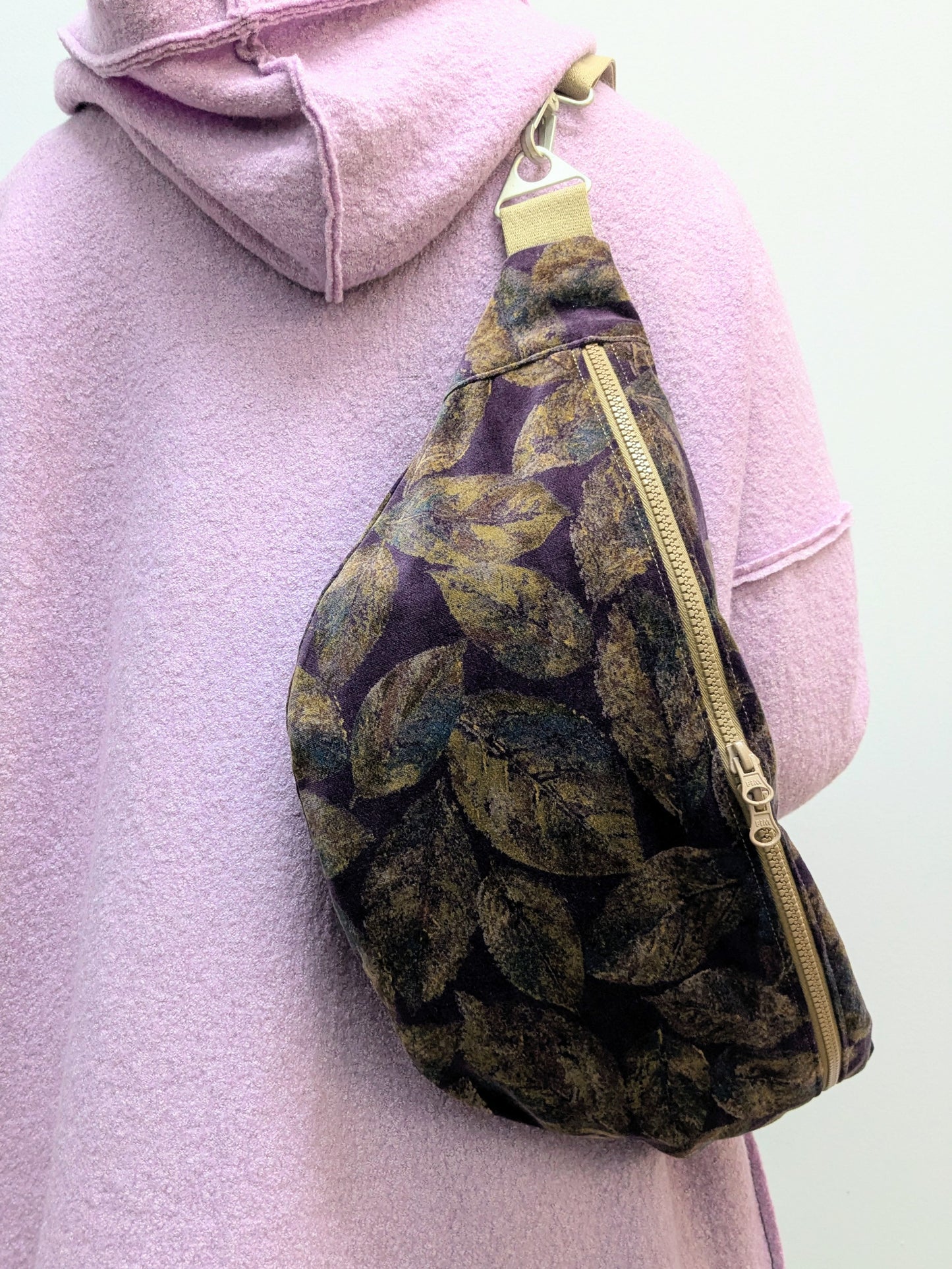 Crossbodybag XL Samt | Blätter | Violett