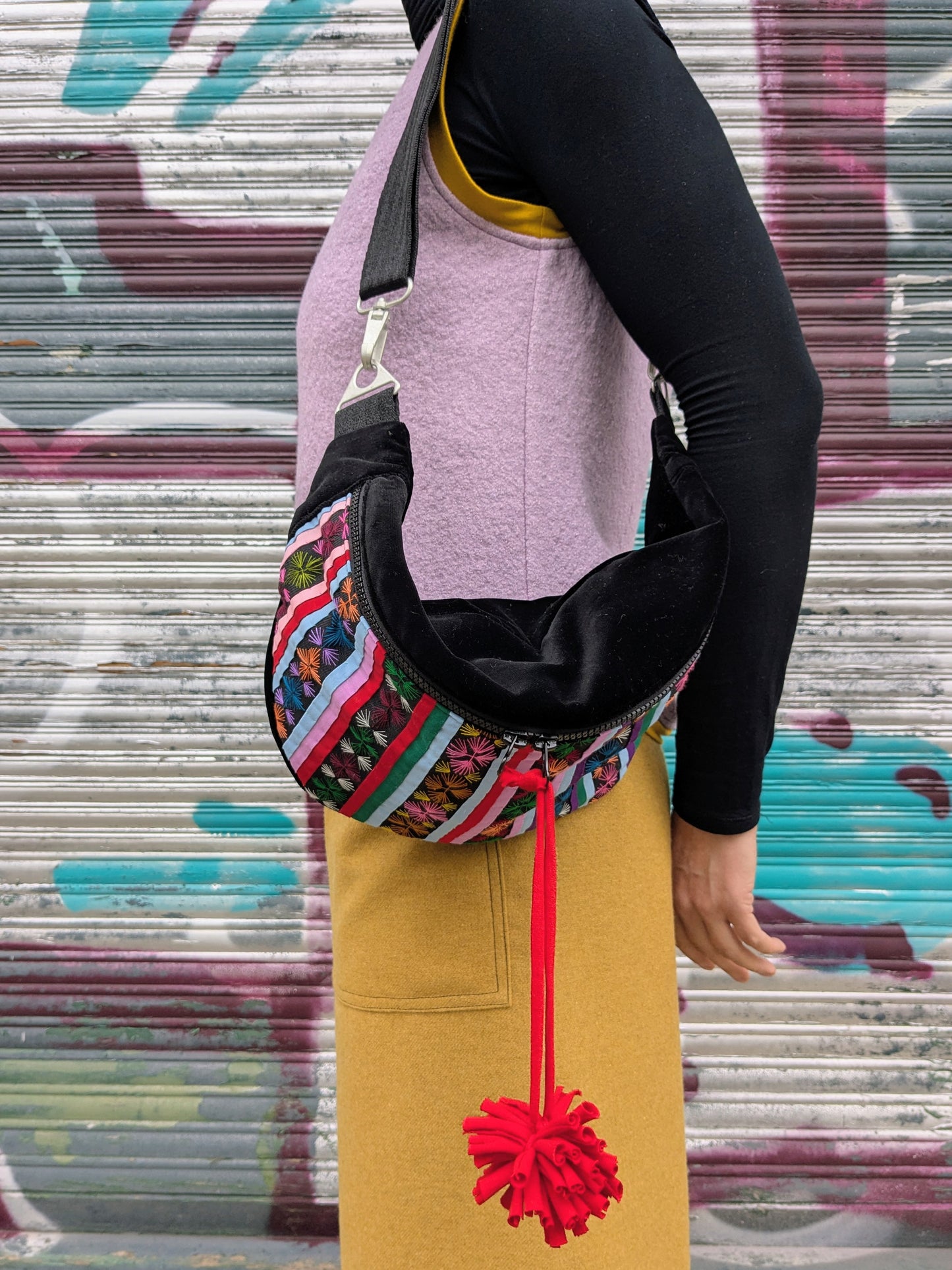 Crossbodybag XL Handstickerei